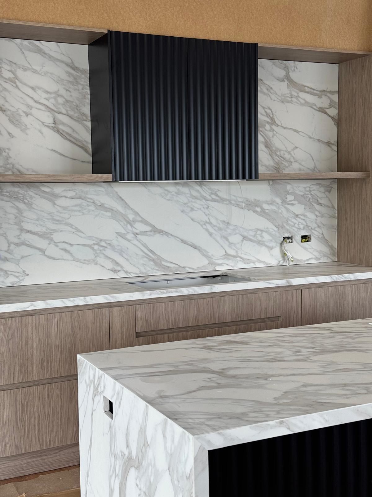 Sintered and porcelain benchtop